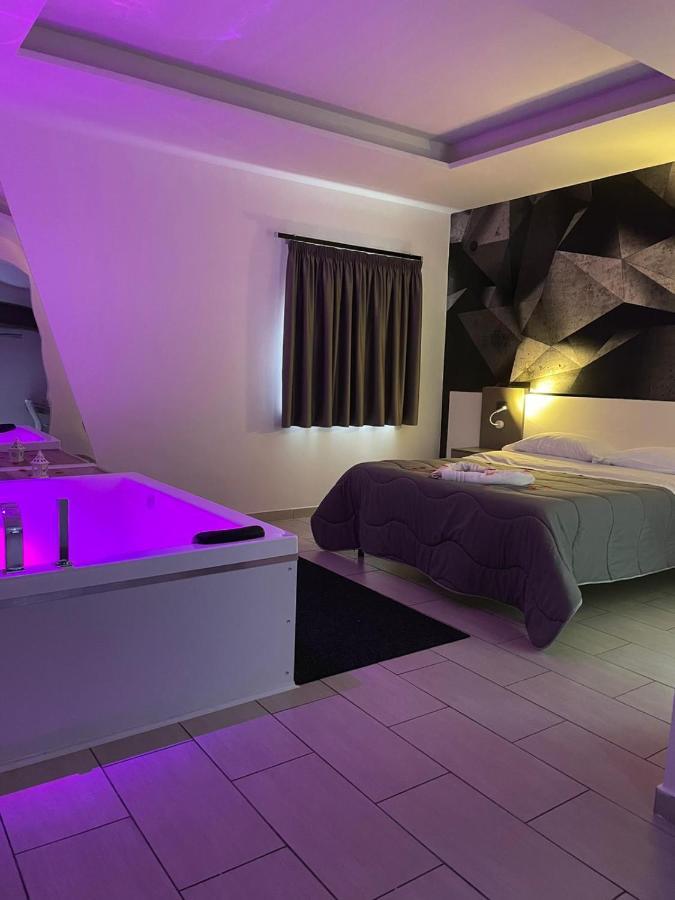 Hotel Cristian Giugliano In Campania Bagian luar foto