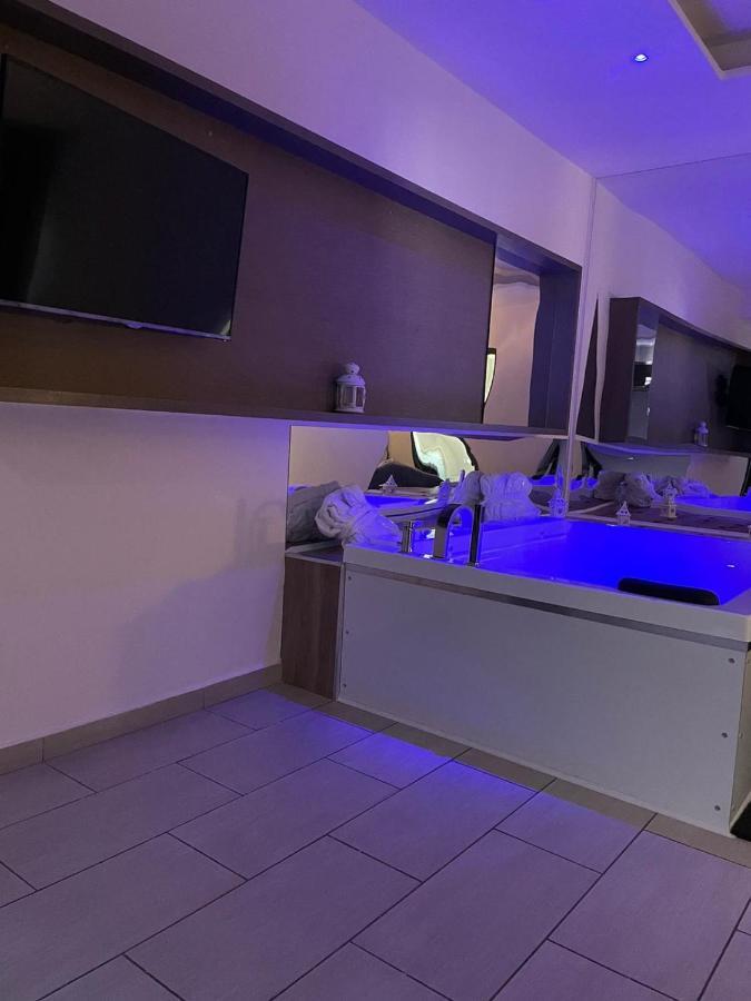 Hotel Cristian Giugliano In Campania Bagian luar foto
