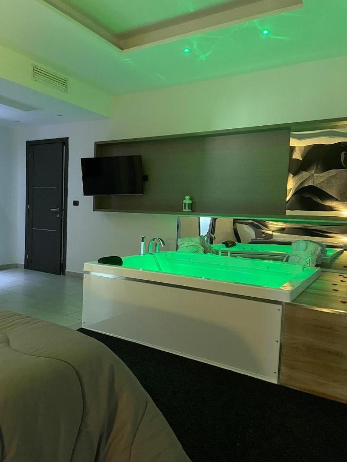 Hotel Cristian Giugliano In Campania Bagian luar foto
